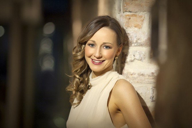 bridesmaid in champagne