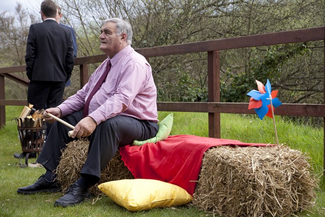 outdoor wedding ideas decor weddingsonline.ie penry photography outdoor wedding decor hay bale