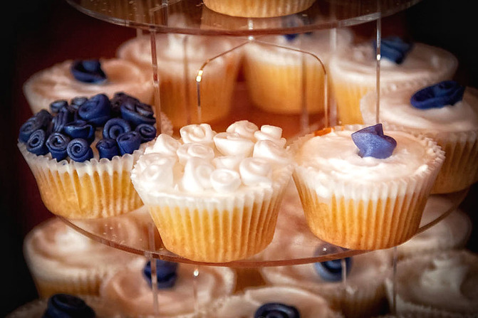 blue white cupcakes