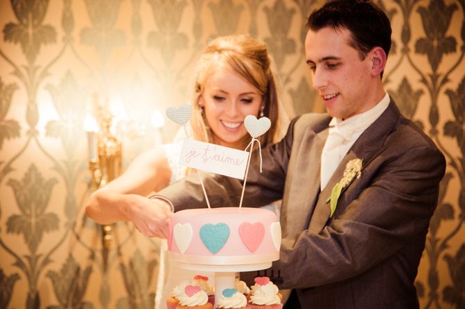 cutting wedding cake