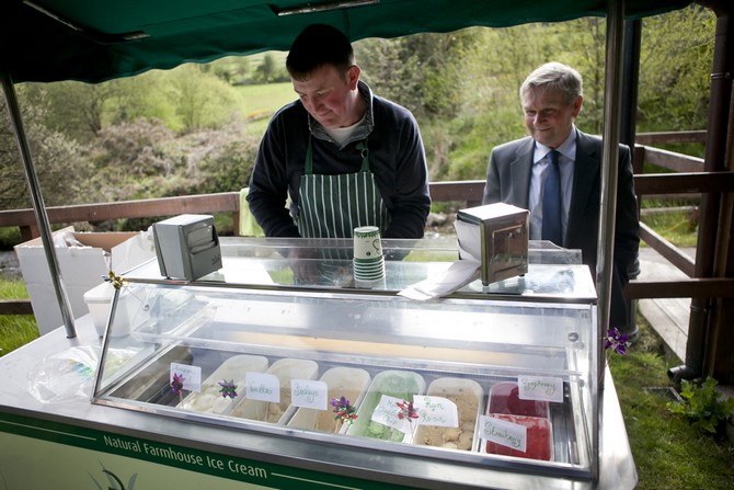 ice cream cart wedding dessert weddingsonline.ie ice cream cart real wedding ireland